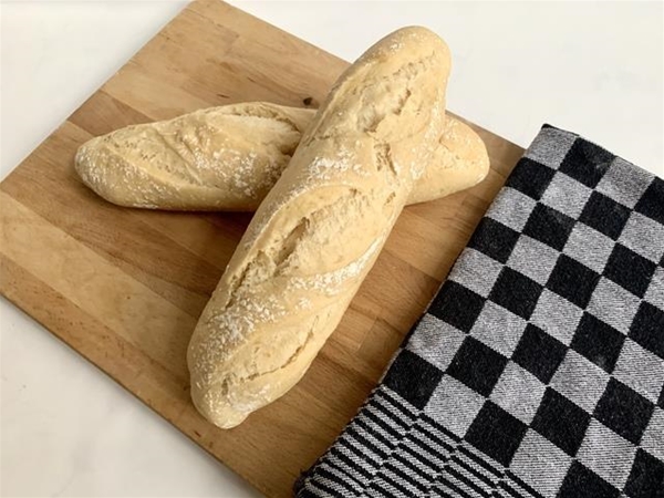 Afbak kleine desemstokbroodjes 2 stuks
